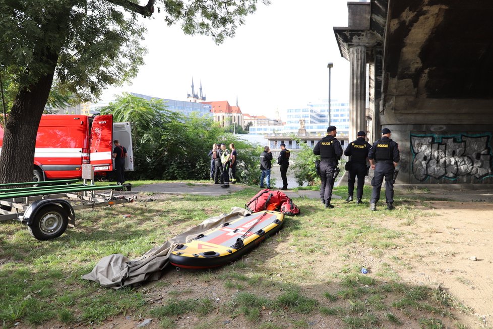 Hasiči společně s policií hledají člověka ve Vltavě