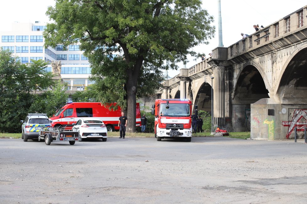 Hasiči společně s policií hledají člověka ve Vltavě