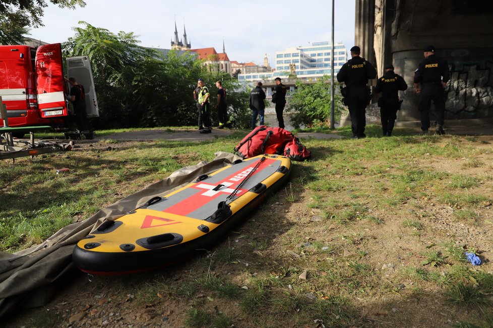 Hasiči společně s policií hledají člověka ve Vltavě