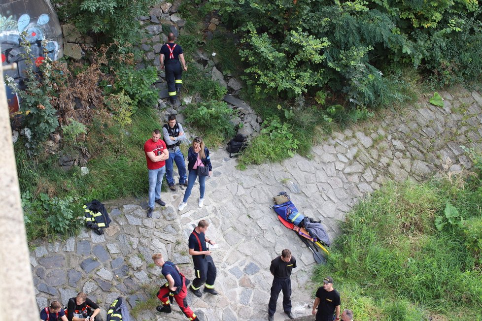 Hasiči společně s policií hledají člověka ve Vltavě