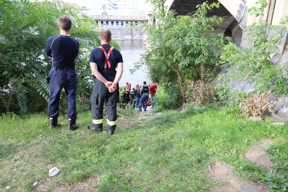 Hasiči společně s policií hledají člověka ve Vltavě