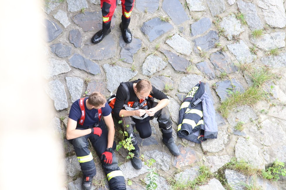 Hasiči společně s policií hledají člověka ve Vltavě