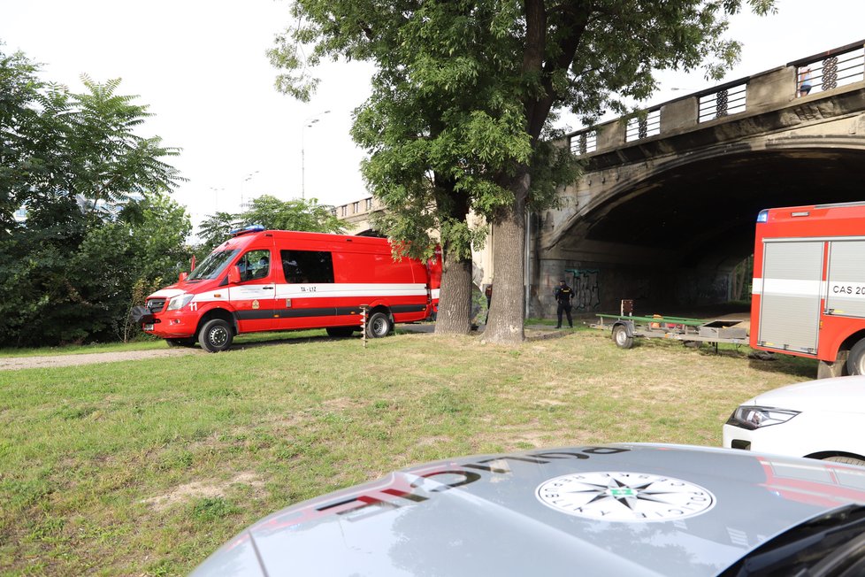 Hasiči společně s policií hledají člověka ve Vltavě