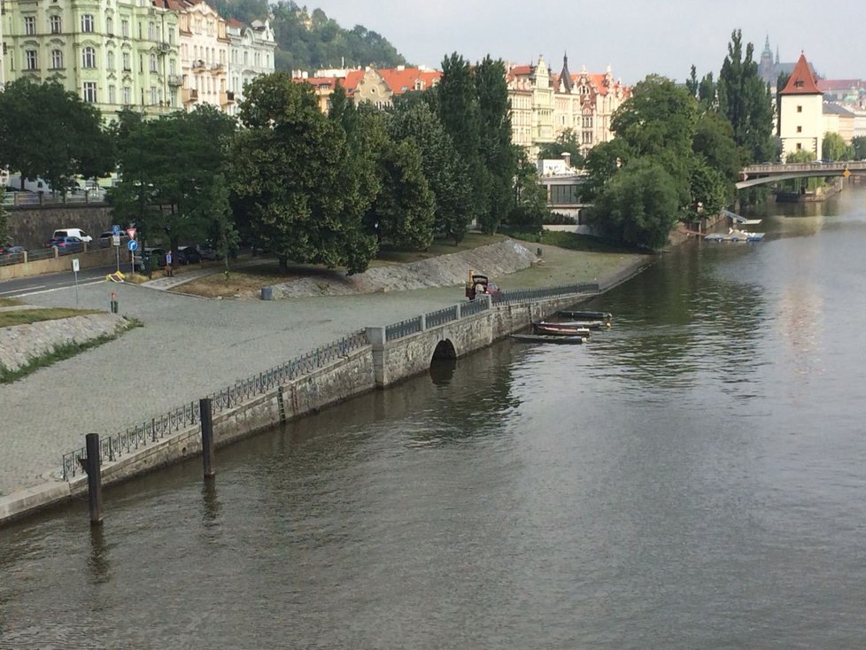 Policie a hasiči třetím dnem pátrají v Praze po hledači kešek.