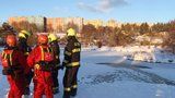 Dva muži a chlapec (12) se propadli do ledu na rybnících: Jeden mrtvý