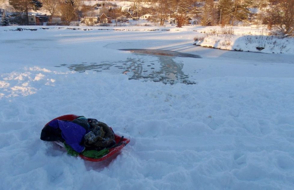 Pod chlapcem se propadl led na rybníce, na místě zasahovala policie, záchranka i hasiči.