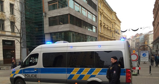 Vjezd na náměstí Svobody v Brně blokují i policisté. Mají za úkol zabránit případnému šílenci, aby nevjel do davu podobně jako v Berlíně.