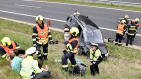 Nehoda u Kynšperku: Čtyř dětí z havarovaného auta se ujali hasiči s policisty.