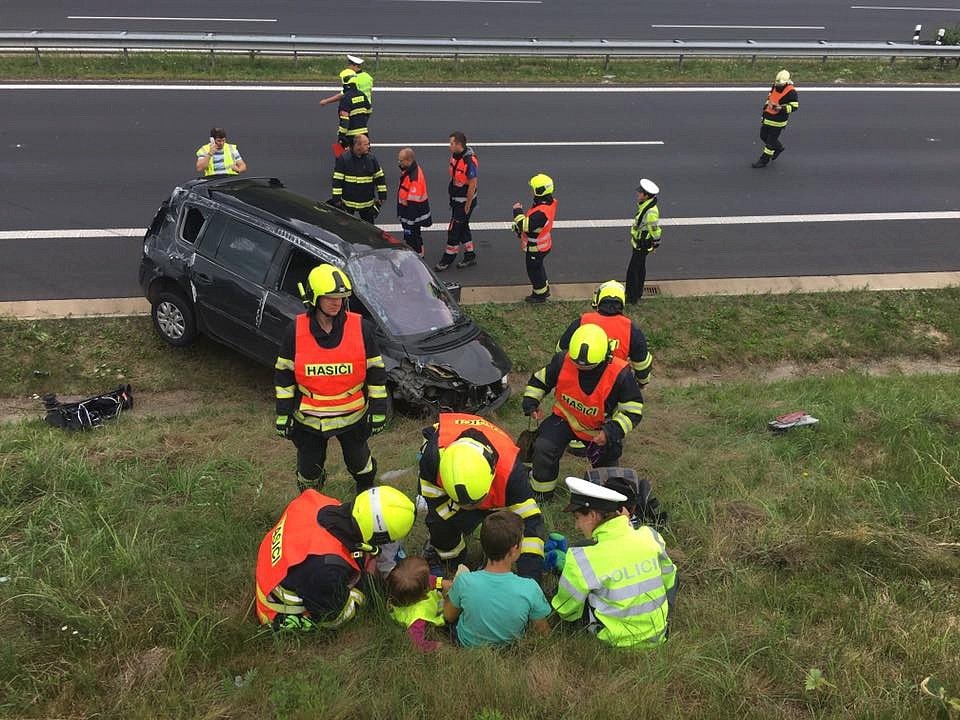 Nehoda u Kynšperku: Čtyř dětí z havarovaného auta se ujali hasiči s policisty.