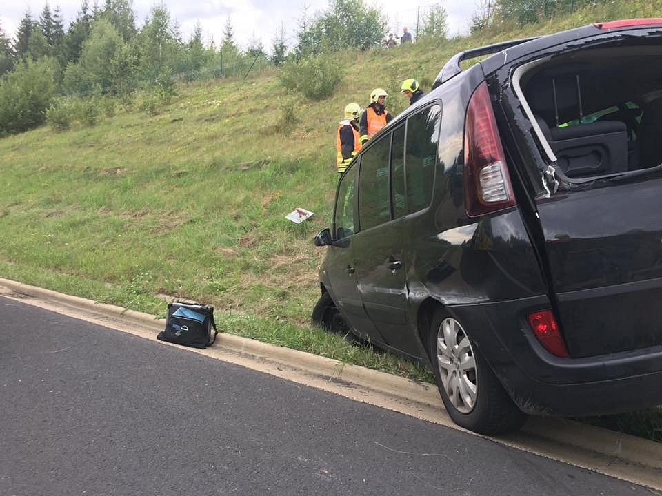 Nehoda u Kynšperku: Čtyř dětí z havarovaného auta se ujali hasiči s policisty.