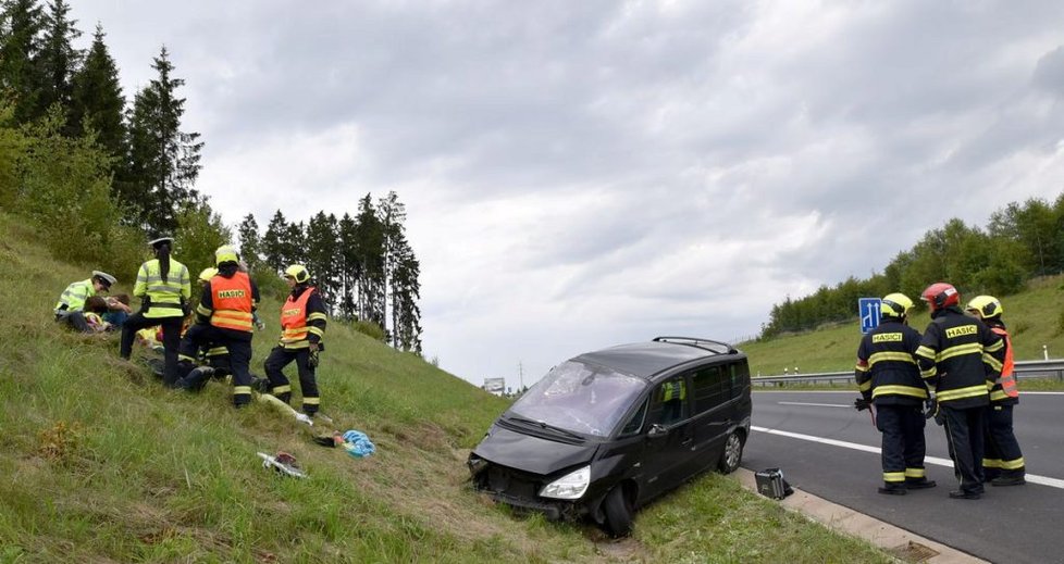 Nehoda u Kynšperku: Čtyř dětí z havarovaného auta se ujali hasiči s policisty.