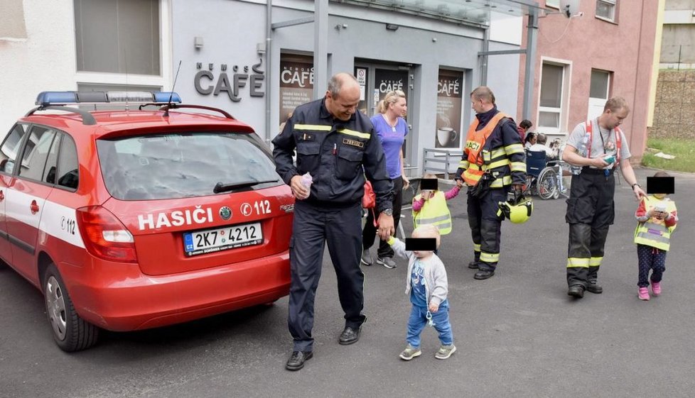 Nehoda u Kynšperku: Čtyř dětí z havarovaného auta se ujali hasiči s policisty.