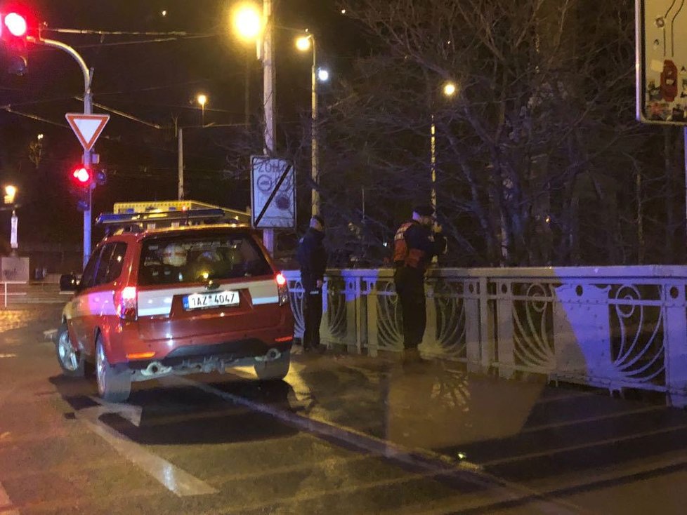 Muže, jenž hrozil skokem z Čechova mostu, se podařilo zachránit.
