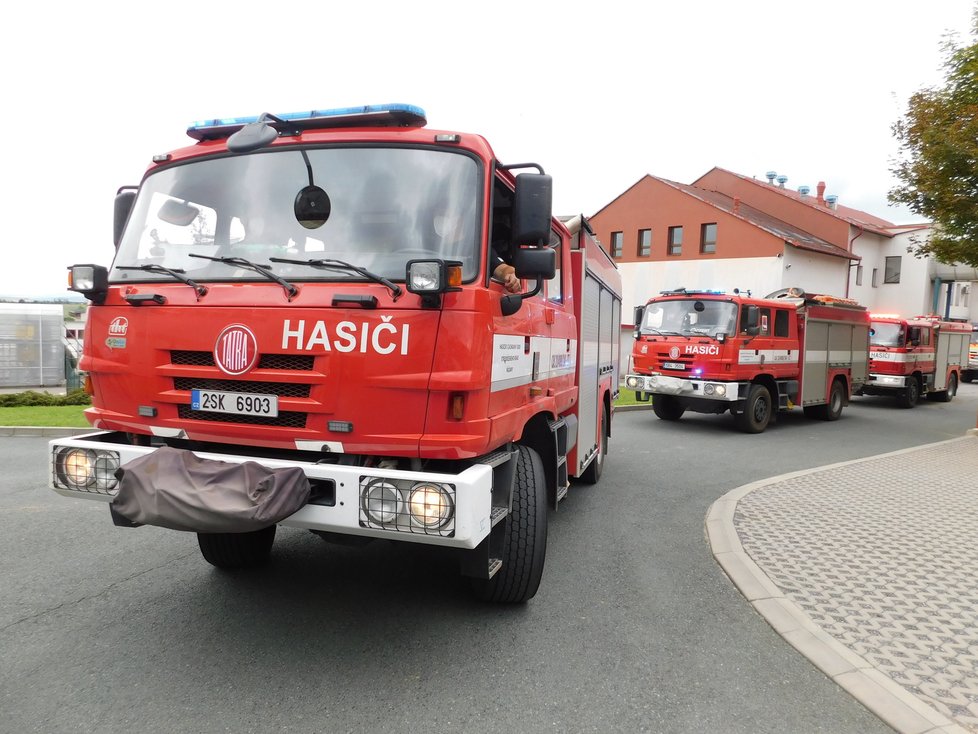 Příjezd hasičů, kteří pomáhali v Řecku, do školního a výcvikového centra v Brně.