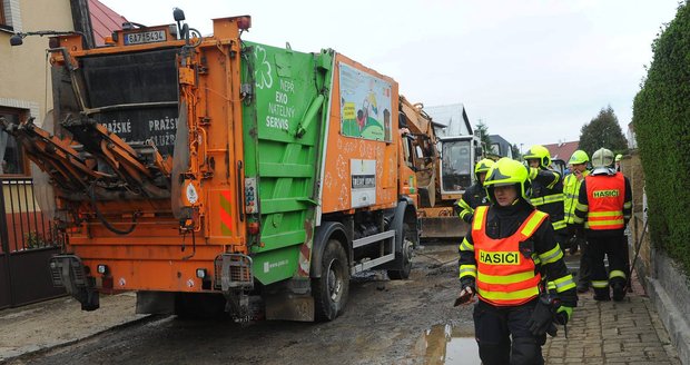 Popeláři na Litoměřicku přejeli závozníka: Muž na místě zemřel 