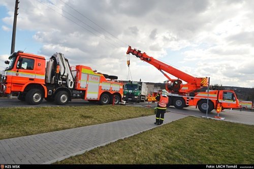 V Petřvaldu zapadl popelářský vůz do bahna. Vytáhnout ho museli hasiči.