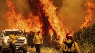 S jedním z nejhorších lesních požárů v Kalifornii bojuje přes 14 000 hasičů a statisíce lidí musí opustit své domovy