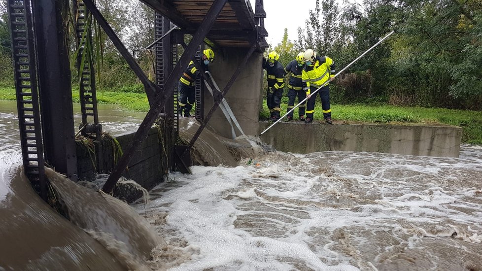 Hasiči zasahují u rozvodněné přehrady. (14.10.2020)