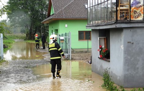 Hasiči pomáhali také lidem ze zatopených domů v Hlučíně.