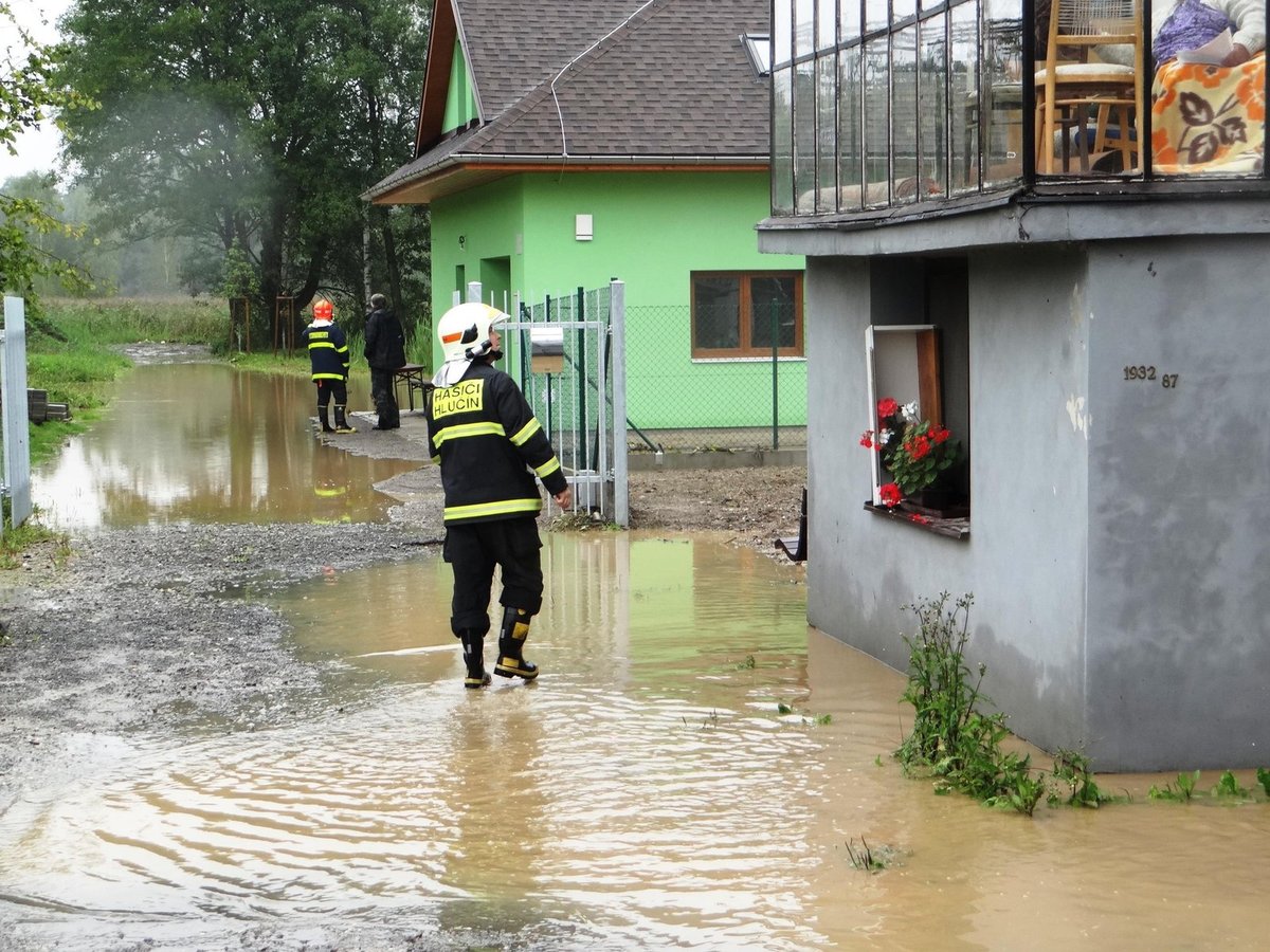 Hasiči pomáhali také lidem ze zatopených domů v Hlučíně.