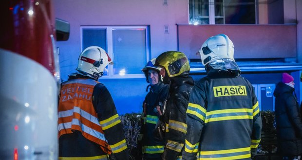Sedm lidí museli hasiči evakuovat při požáru v Adamově na Blanensku, jeden byt je zničen, škody jdou do milionů korun.
