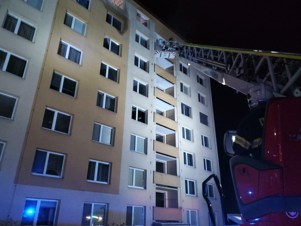 Sedm lidí museli hasiči evakuovat při požáru v Adamově na Blanensku, jeden byt je zničen, škody jdou do milionů korun.
