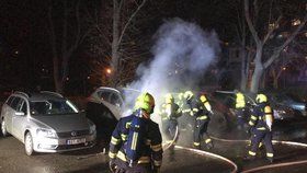 V Letňanech likvidovali hasiči požár několika aut.
