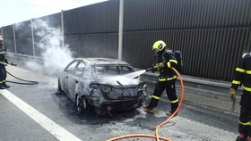 Chevrolet na plyn začal hořet za jízdy: Plameny z něj udělaly vrak 
