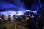V Dolanech narazilo auto do domu, poté začalo hořet.