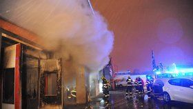 Pražští hasiči v neděli brzy ráno zasahovali u požáru autolakovny v Průmyslové ulici.