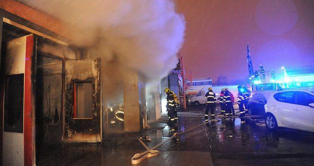V Průmyslové ulici hořela autolakovna. Hasiči se živlem bojovali hodinu
