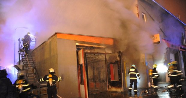 Pražští hasiči v neděli brzy ráno zasahovali u požáru autolakovny v Průmyslové ulici.