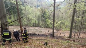 V Beskydech hořel les. Na pomoc vyrazili také polští hasiči.