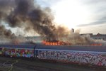 Tři vagóny a lokomotiva hořely v Brně na Dolním nádraží. Podle hasičů nešlo o technickou závadu.