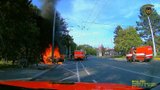 Drama v Brně: Dva muži v bezvědomí zůstali sedět v hořícím autě