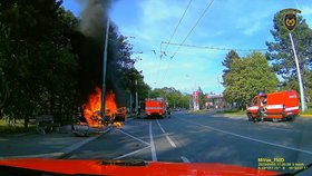 Drama v Brně: Dva muži v bezvědomí zůstali sedět v hořícím autě
