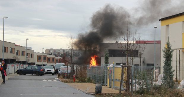 Na Černém Mostě hořela garáž rodinného domu. Požár zachvátil dvě auta