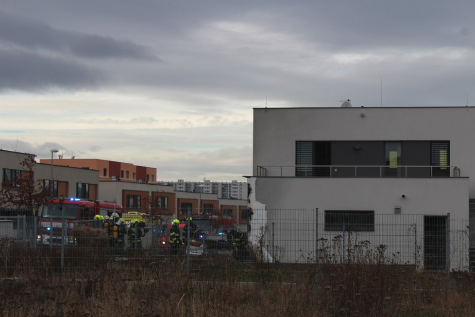 Požár garáže rodinného domu na Černém Mostě.