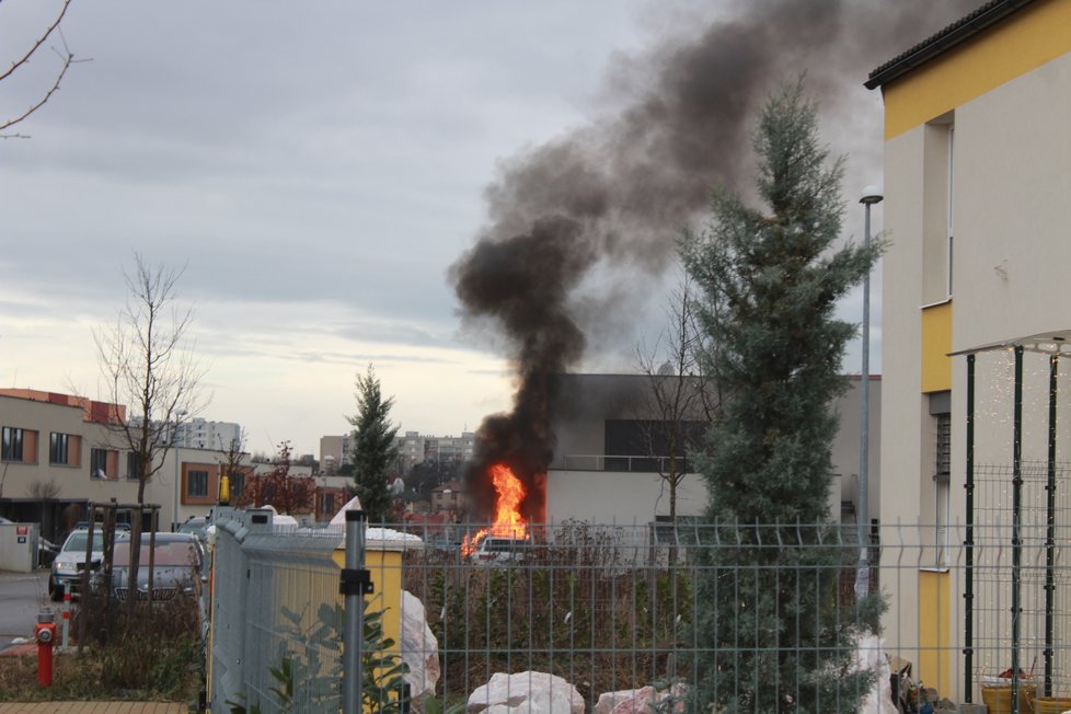 Požár garáže rodinného domu na Černém Mostě.