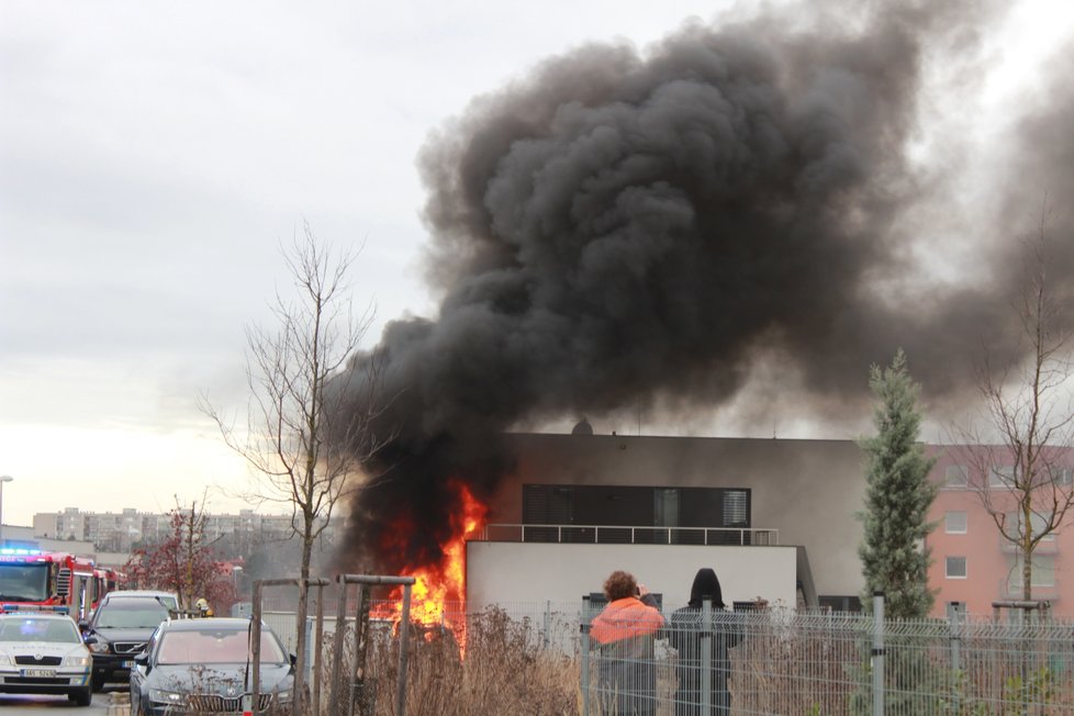 Požár garáže rodinného domu na Černém Mostě.