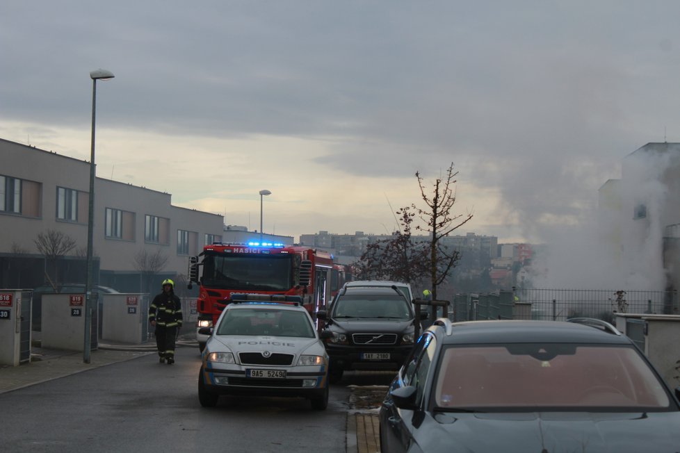 Požár garáže rodinného domu na Černém Mostě.