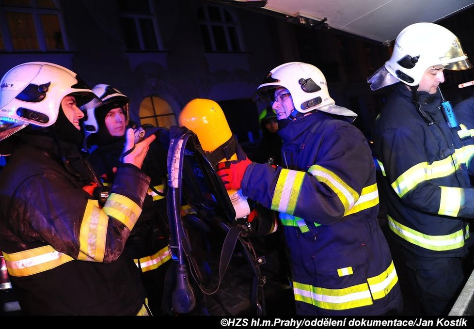 Dne 05.02.2018 zasahovaly čtyři jednotky z centrální, strašnické, chodovské a krčské stanice v ulici Žitomírská v pražských Vršovicích u požáru sklepa v obytném domě.