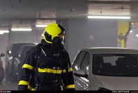 Evakuace obchodního domu v Ostravě: V garážích začalo hořet auto