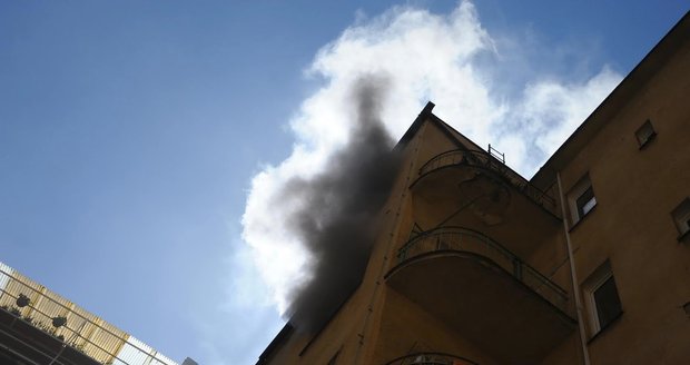 Hasiči likvidovali požár bytu na Žižkově, proběhla tu evakuace.