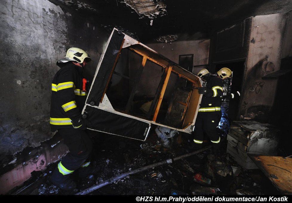 Hasiči likvidovali požár bytu na Žižkově, proběhla tu evakuace.