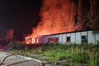 Náročná směna: V Malešicích vyhořel dřevěný objekt. Hasiči s plameny bojovali až do svítání