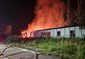 Noční požár v Heldově ulici v Malešicích. (14. červenec 2023)