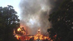 Požár v Horním Maršově: Na bývalém zámku, který roky chátral a byl na prodej, shořela střecha