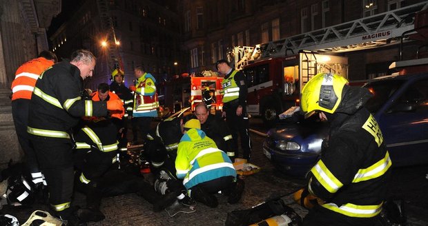 Dramatické fotografie pražských hasičů ze zásahu při požáru hotelu v centru metropole.