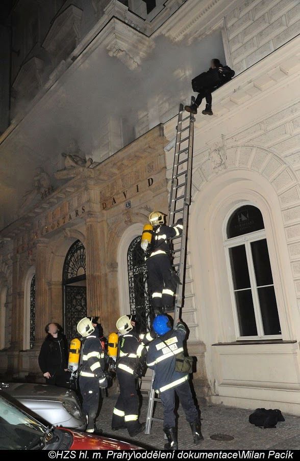 Dramatické fotografie pražských hasičů ze zásahu při požáru hotelu v centru metropole